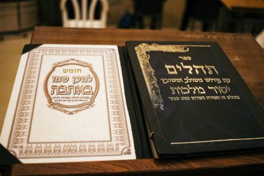 Kudüs, İsrail 26 Aralık 2023 Batı Duvarı 'na bakan kutsal kitaplar Eski Kudüs' te ve Tapınak Dağı 'nın bir parçası olan Yahudi halkı için dünyanın en dini yeridir.