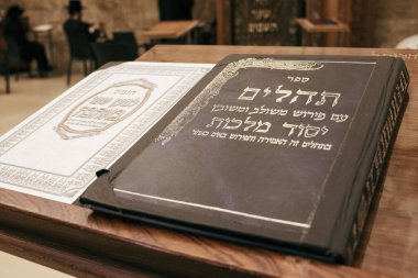 Kudüs, İsrail 26 Aralık 2023 Batı Duvarı 'na bakan kutsal kitaplar Eski Kudüs' te ve Tapınak Dağı 'nın bir parçası olan Yahudi halkı için dünyanın en dini yeridir.