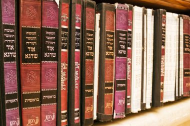 Kudüs, İsrail 26 Aralık 2023 Batı Duvarı 'na bakan kutsal kitaplar Eski Kudüs' te ve Tapınak Dağı 'nın bir parçası olan Yahudi halkı için dünyanın en dini yeridir.