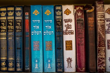 Kudüs, İsrail 26 Aralık 2023 Batı Duvarı 'na bakan kutsal kitaplar Eski Kudüs' te ve Tapınak Dağı 'nın bir parçası olan Yahudi halkı için dünyanın en dini yeridir.