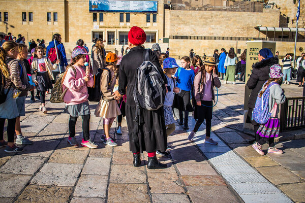 Иерусалим, Израиль 26 декабря 2023 года евреи со всего мира приходят молиться у Стены Плача. Несмотря на то, что Израиль воюет с ХАМАСом, люди продолжают приходить в мотель, святое место