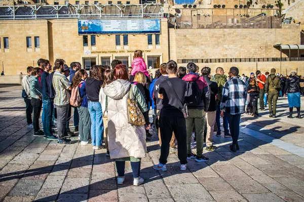 Kudüs, İsrail 26 Aralık 2023. Dünyanın dört bir yanından Yahudiler Batı Duvarı 'na dua etmeye geliyor. İsrail Hamas 'la savaşta olmasına rağmen insanlar kutsal bir yer olan Kotel' e gelmeye devam ediyor.