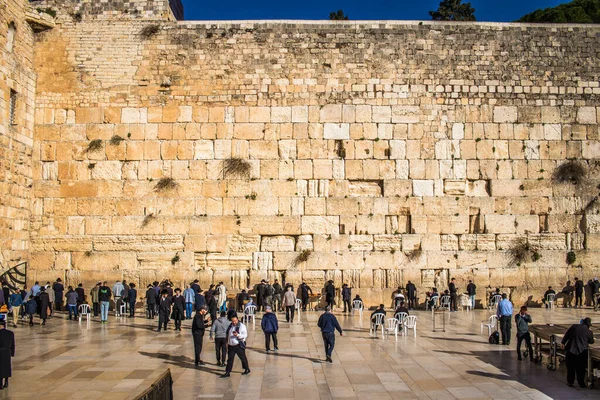 Kudüs, İsrail 26 Aralık 2023. Dünyanın dört bir yanından Yahudiler Batı Duvarı 'na dua etmeye geliyor. İsrail Hamas 'la savaşta olmasına rağmen insanlar kutsal bir yer olan Kotel' e gelmeye devam ediyor.