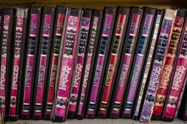 Kudüs, İsrail 26 Aralık 2023 Batı Duvarı 'na bakan kutsal kitaplar Eski Kudüs' te ve Tapınak Dağı 'nın bir parçası olan Yahudi halkı için dünyanın en dini yeridir.