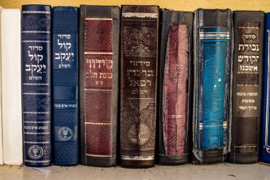 Kudüs, İsrail 26 Aralık 2023 Batı Duvarı 'na bakan kutsal kitaplar Eski Kudüs' te ve Tapınak Dağı 'nın bir parçası olan Yahudi halkı için dünyanın en dini yeridir.