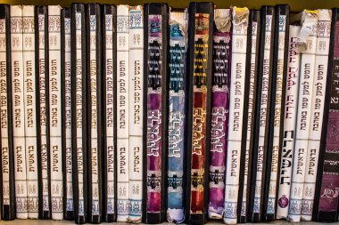 Kudüs, İsrail 26 Aralık 2023 Batı Duvarı 'na bakan kutsal kitaplar Eski Kudüs' te ve Tapınak Dağı 'nın bir parçası olan Yahudi halkı için dünyanın en dini yeridir.