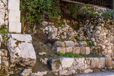 Kudüs, İsrail 27 Aralık 2023 Kazılar Robinson kemerinin bitişiğinde, bir zamanlar Tapınak Dağı 'nın güneybatı köşesinde duran alışılmadık bir taş kemer tarafından taşınan muazzam bir merdiven.