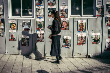 Eski Kudüs şehrindeki Batı Duvarı 'nın girişinde 7 Ekim 2023' te Hamas tarafından kaçırılan rehinelerin yüzlerini gösteren posterler sergileniyor. 135 rehine hala Hamas teröristlerinin elinde.