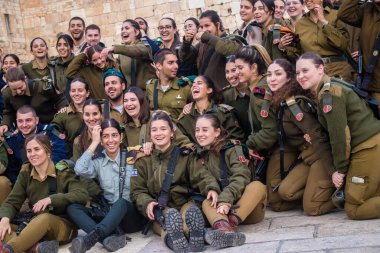 İsrail, Kudüs, 27 Aralık 2023 IDF Subay Okulu 'nun yeni mezunları için kabul töreni. Askerler farklı taburlardan geliyorlar ve iki aylık eğitimden sonra subay olarak atandılar..