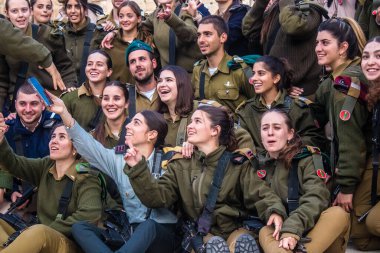 İsrail, Kudüs, 27 Aralık 2023 IDF Subay Okulu 'nun yeni mezunları için kabul töreni. Askerler farklı taburlardan geliyorlar ve iki aylık eğitimden sonra subay olarak atandılar..