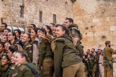 İsrail, Kudüs, 27 Aralık 2023 IDF Subay Okulu 'nun yeni mezunları için kabul töreni. Askerler farklı taburlardan geliyorlar ve iki aylık eğitimden sonra subay olarak atandılar..