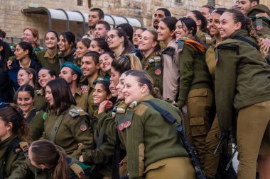 İsrail, Kudüs, 27 Aralık 2023 IDF Subay Okulu 'nun yeni mezunları için kabul töreni. Askerler farklı taburlardan geliyorlar ve iki aylık eğitimden sonra subay olarak atandılar..