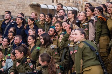 İsrail, Kudüs, 27 Aralık 2023 IDF Subay Okulu 'nun yeni mezunları için kabul töreni. Askerler farklı taburlardan geliyorlar ve iki aylık eğitimden sonra subay olarak atandılar..