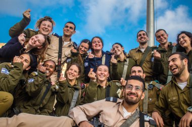 İsrail, Kudüs, 27 Aralık 2023 IDF Subay Okulu 'nun yeni mezunları için kabul töreni. Askerler farklı taburlardan geliyorlar ve iki aylık eğitimden sonra subay olarak atandılar..