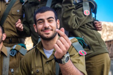 İsrail, Kudüs, 27 Aralık 2023 IDF Subay Okulu 'nun yeni mezunları için kabul töreni. Askerler farklı taburlardan geliyorlar ve iki aylık eğitimden sonra subay olarak atandılar..