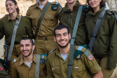 İsrail, Kudüs, 27 Aralık 2023 IDF Subay Okulu 'nun yeni mezunları için kabul töreni. Askerler farklı taburlardan geliyorlar ve iki aylık eğitimden sonra subay olarak atandılar..