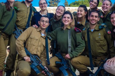 İsrail, Kudüs, 27 Aralık 2023 IDF Subay Okulu 'nun yeni mezunları için kabul töreni. Askerler farklı taburlardan geliyorlar ve iki aylık eğitimden sonra subay olarak atandılar..