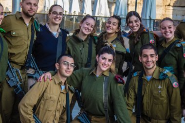 İsrail, Kudüs, 27 Aralık 2023 IDF Subay Okulu 'nun yeni mezunları için kabul töreni. Askerler farklı taburlardan geliyorlar ve iki aylık eğitimden sonra subay olarak atandılar..