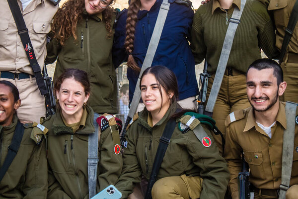 Иерусалим, Израиль 27 декабря 2023 года Вступительная церемония для новых выпускников Школы офицеров Армии Обороны Израиля. Солдаты приходят из разных батальонов и после двух месяцев тренировок назначаются офицерами..