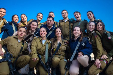 İsrail, Kudüs, 27 Aralık 2023 IDF Subay Okulu 'nun yeni mezunları için kabul töreni. Askerler farklı taburlardan geliyorlar ve iki aylık eğitimden sonra subay olarak atandılar..