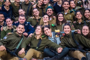 İsrail, Kudüs, 27 Aralık 2023 IDF Subay Okulu 'nun yeni mezunları için kabul töreni. Askerler farklı taburlardan geliyorlar ve iki aylık eğitimden sonra subay olarak atandılar..