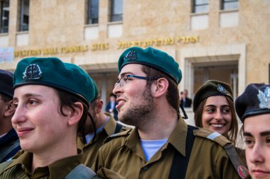 İsrail, Kudüs, 27 Aralık 2023 IDF Subay Okulu 'nun yeni mezunları için kabul töreni. Askerler farklı taburlardan geliyorlar ve iki aylık eğitimden sonra subay olarak atandılar..