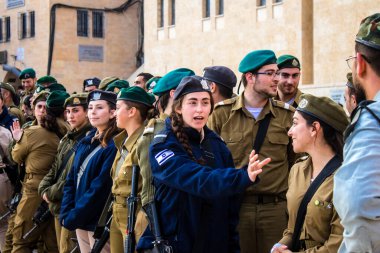 IDF subay okulunun yeni mezunları için başlangıç töreni. Askerler farklı taburlardan geliyorlar ve iki aylık eğitimden sonra subay olarak atandılar Hamas 'a karşı savaşın başlamasından bu yana İsrail' in güçlü bir ihtiyacı vardı.