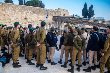 IDF subay okulunun yeni mezunları için başlangıç töreni. Askerler farklı taburlardan geliyorlar ve iki aylık eğitimden sonra subay olarak atandılar Hamas 'a karşı savaşın başlamasından bu yana İsrail' in güçlü bir ihtiyacı vardı.