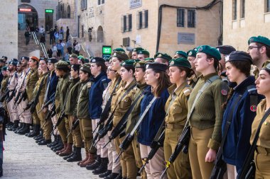 IDF subay okulunun yeni mezunları için başlangıç töreni. Askerler farklı taburlardan geliyorlar ve iki aylık eğitimden sonra subay olarak atandılar Hamas 'a karşı savaşın başlamasından bu yana İsrail' in güçlü bir ihtiyacı vardı.