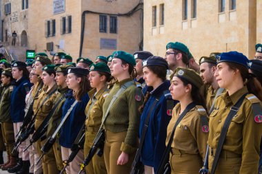 IDF subay okulunun yeni mezunları için başlangıç töreni. Askerler farklı taburlardan geliyorlar ve iki aylık eğitimden sonra subay olarak atandılar Hamas 'a karşı savaşın başlamasından bu yana İsrail' in güçlü bir ihtiyacı vardı.