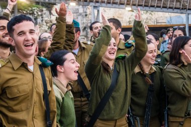 İsrail, Kudüs, 27 Aralık 2023 IDF Subay Okulu 'nun yeni mezunları için kabul töreni. Askerler farklı taburlardan geliyorlar ve iki aylık eğitimden sonra subay olarak atandılar..