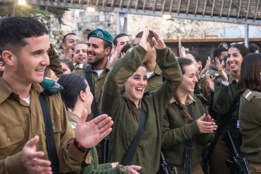 İsrail, Kudüs, 27 Aralık 2023 IDF Subay Okulu 'nun yeni mezunları için kabul töreni. Askerler farklı taburlardan geliyorlar ve iki aylık eğitimden sonra subay olarak atandılar..