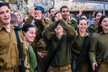 İsrail, Kudüs, 27 Aralık 2023 IDF Subay Okulu 'nun yeni mezunları için kabul töreni. Askerler farklı taburlardan geliyorlar ve iki aylık eğitimden sonra subay olarak atandılar..