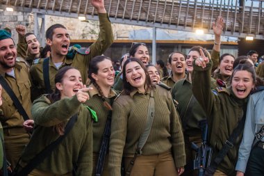 İsrail, Kudüs, 27 Aralık 2023 IDF Subay Okulu 'nun yeni mezunları için kabul töreni. Askerler farklı taburlardan geliyorlar ve iki aylık eğitimden sonra subay olarak atandılar..