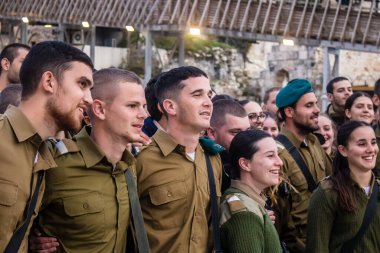 İsrail, Kudüs, 27 Aralık 2023 IDF Subay Okulu 'nun yeni mezunları için kabul töreni. Askerler farklı taburlardan geliyorlar ve iki aylık eğitimden sonra subay olarak atandılar..