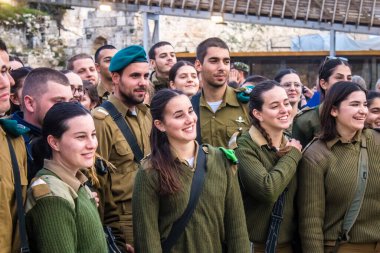 İsrail, Kudüs, 27 Aralık 2023 IDF Subay Okulu 'nun yeni mezunları için kabul töreni. Askerler farklı taburlardan geliyorlar ve iki aylık eğitimden sonra subay olarak atandılar..