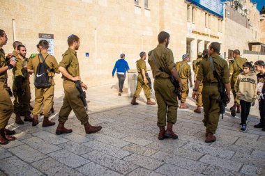 İsrail, Kudüs, 27 Aralık 2023 IDF Subay Okulu 'nun yeni mezunları için kabul töreni. Askerler farklı taburlardan geliyorlar ve iki aylık eğitimden sonra subay olarak atandılar..