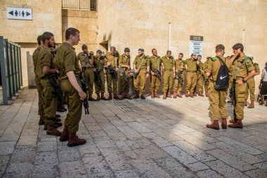 İsrail, Kudüs, 27 Aralık 2023 IDF Subay Okulu 'nun yeni mezunları için kabul töreni. Askerler farklı taburlardan geliyorlar ve iki aylık eğitimden sonra subay olarak atandılar..