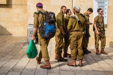 İsrail, Kudüs, 27 Aralık 2023 IDF Subay Okulu 'nun yeni mezunları için kabul töreni. Askerler farklı taburlardan geliyorlar ve iki aylık eğitimden sonra subay olarak atandılar..