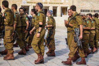 İsrail, Kudüs, 27 Aralık 2023 IDF Subay Okulu 'nun yeni mezunları için kabul töreni. Askerler farklı taburlardan geliyorlar ve iki aylık eğitimden sonra subay olarak atandılar..