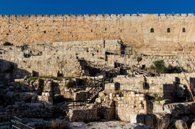 Kudüs, İsrail 27 Aralık 2023 Kazılar Robinson kemerinin bitişiğinde, bir zamanlar Tapınak Dağı 'nın güneybatı köşesinde duran alışılmadık bir taş kemer tarafından taşınan muazzam bir merdiven.