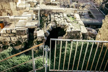 Kudüs, İsrail 27 Aralık 2023 Kazılar Robinson kemerinin bitişiğinde, bir zamanlar Tapınak Dağı 'nın güneybatı köşesinde duran alışılmadık bir taş kemer tarafından taşınan muazzam bir merdiven.