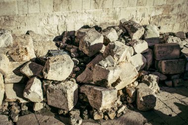 Kudüs, İsrail 27 Aralık 2023 Kazılar Robinson kemerinin bitişiğinde, bir zamanlar Tapınak Dağı 'nın güneybatı köşesinde duran alışılmadık bir taş kemer tarafından taşınan muazzam bir merdiven.