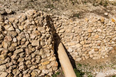 Kudüs, İsrail 27 Aralık 2023 Kazılar Robinson kemerinin bitişiğinde, bir zamanlar Tapınak Dağı 'nın güneybatı köşesinde duran alışılmadık bir taş kemer tarafından taşınan muazzam bir merdiven.