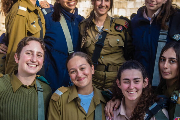 Иерусалим, Израиль 27 декабря 2023 года Вступительная церемония для новых выпускников Школы офицеров Армии Обороны Израиля. Солдаты приходят из разных батальонов и после двух месяцев тренировок назначаются офицерами..