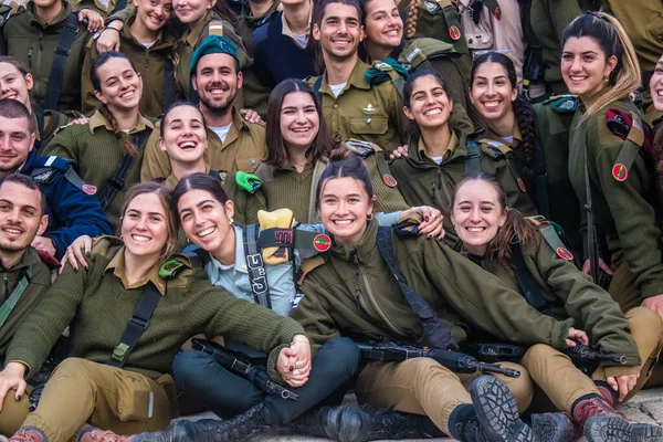İsrail, Kudüs, 27 Aralık 2023 IDF Subay Okulu 'nun yeni mezunları için kabul töreni. Askerler farklı taburlardan geliyorlar ve iki aylık eğitimden sonra subay olarak atandılar..