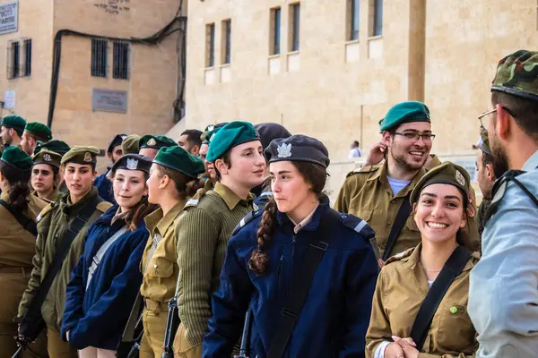 İsrail, Kudüs, 27 Aralık 2023 IDF Subay Okulu 'nun yeni mezunları için kabul töreni. Askerler farklı taburlardan geliyorlar ve iki aylık eğitimden sonra subay olarak atandılar..