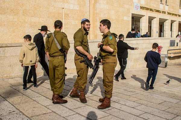 İsrail, Kudüs, 27 Aralık 2023 IDF Subay Okulu 'nun yeni mezunları için kabul töreni. Askerler farklı taburlardan geliyorlar ve iki aylık eğitimden sonra subay olarak atandılar..