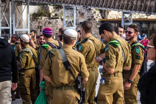 İsrail, Kudüs, 27 Aralık 2023 IDF Subay Okulu 'nun yeni mezunları için kabul töreni. Askerler farklı taburlardan geliyorlar ve iki aylık eğitimden sonra subay olarak atandılar..