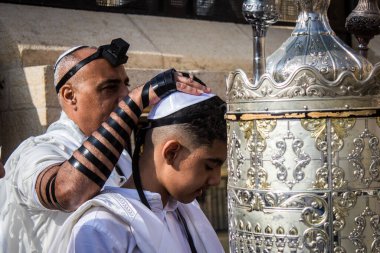 Kudüs, İsrail 28 Aralık 2023 'te bir Bar Mitzvah törenine katılan çocuk ve aile, İbrani geleneğine göre, Eski Kudüs şehrinin Batı Duvarı önünde bir dini tören düzenlenmiştir.